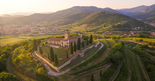 Guida ai vini della Franciacorta: caratteristiche, vitigni e denominazioni più importanti